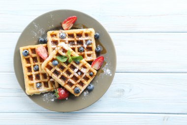 Böğürtlenli ev yapımı waffle.