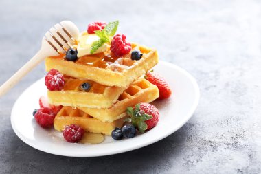 Böğürtlenli ev yapımı waffle.