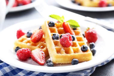 Böğürtlenli ev yapımı waffle. 