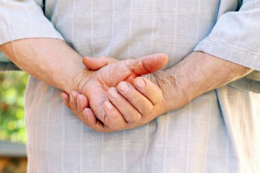 Eski kıdemli elinde