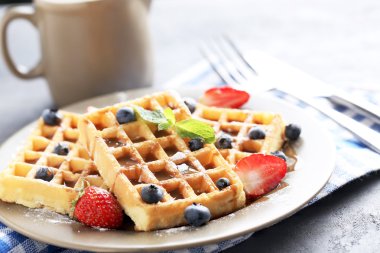 Waffle taze çilek ile 