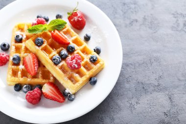 Böğürtlenli ev yapımı waffle. 