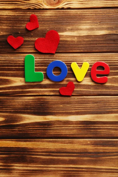 Corações vermelhos e palavra Amor — Fotografia de Stock