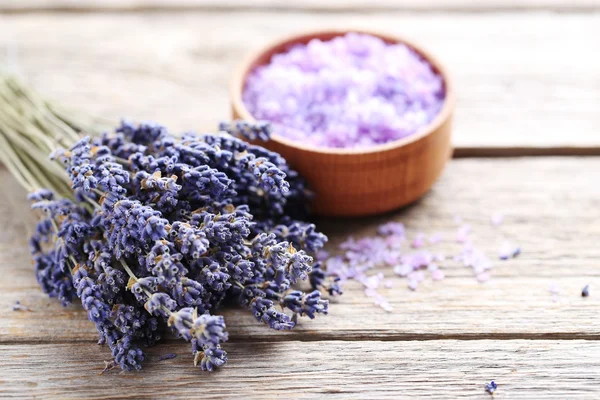 Lavendelblüten und Meersalz — Stockfoto