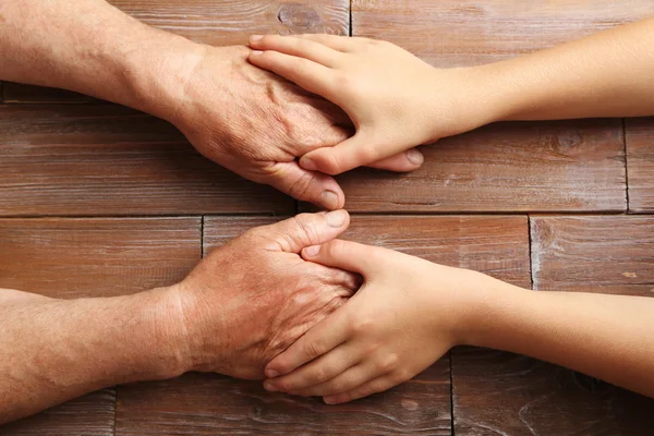 Manos de niño y adulto mayor — Foto de Stock