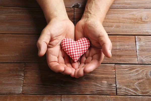 Handen met speelgoed hart — Stockfoto