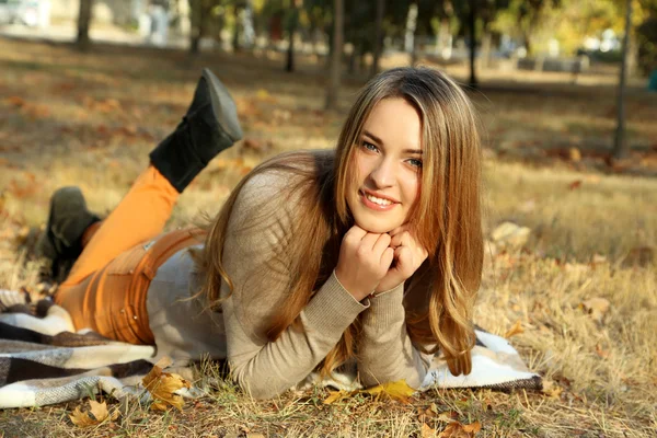 Ragazza nel parco di autunno — Foto Stock