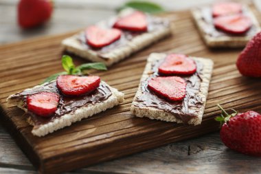 Çikolata ve çilek ile ekmek