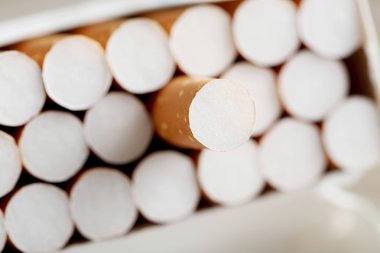 Sigara paketini açın