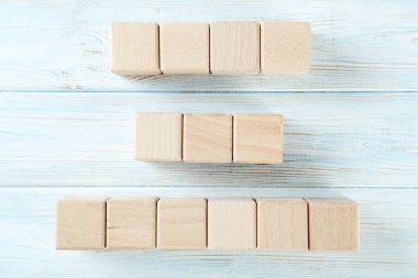 Ahşap oyuncak küpleri