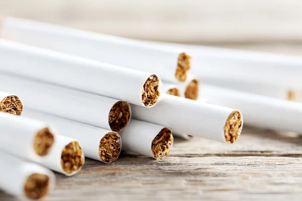 Tobak cigaretter på bord — Stockfoto