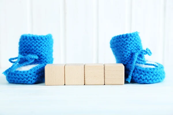 Toy cubes and baby's bootees — Stock Photo, Image