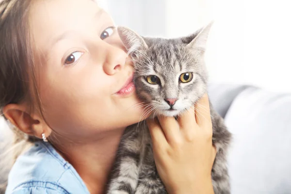 Mädchen hält Katze — Stockfoto