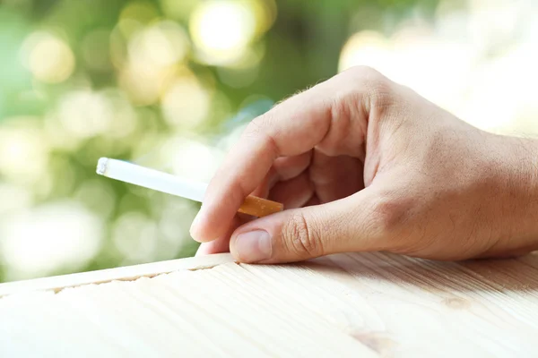 Mão masculina segurando um cigarro — Fotografia de Stock
