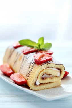 Tabakta çilekli pasta