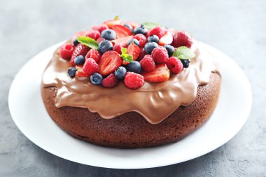 Çilekli çikolatalı pasta. 