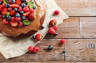  Çilekli çikolatalı pasta. 