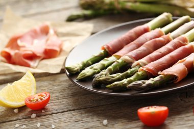 Yeşil kuşkonmaz Jamon içinde sarılmış