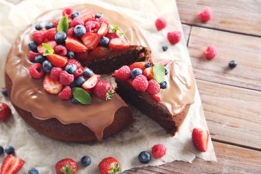 Çilekli çikolatalı pasta.