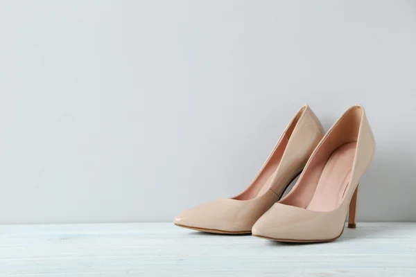 Beige high-heeled shoes — Stock Photo, Image