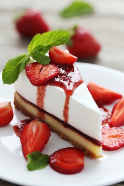 Plaka üzerinde çilekli cheesecake 
