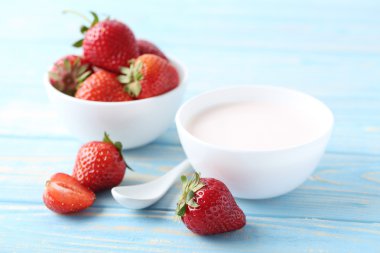 Çilekli yoğurt ve çilek