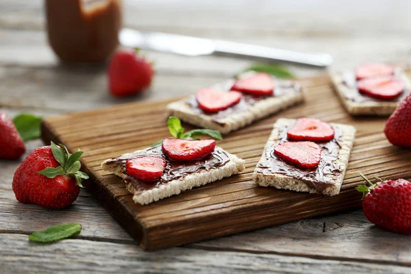Brot mit Schokolade und Erdbeeren — Stockfoto