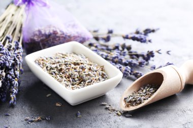 Kabın içinde lavanta çiçekleri 