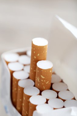 Sigara paketini açın