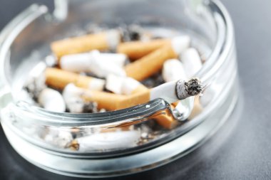 Kül tablası ile sigara izmaritleri