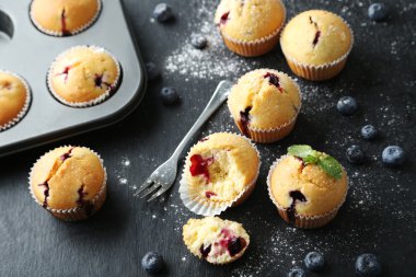 Tablo üzerinde yaban mersini ile kekler