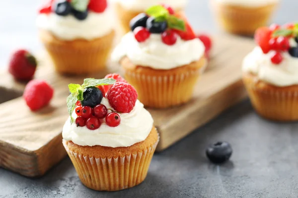 Leckere Cupcakes mit Beeren — Stockfoto