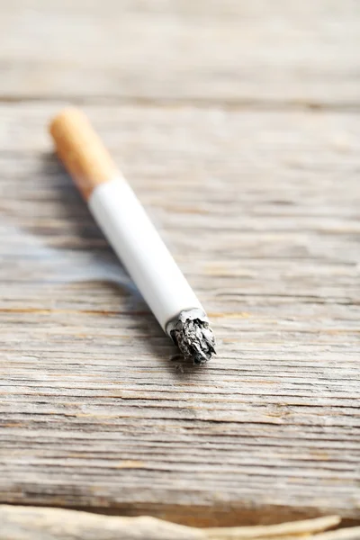 Sigaret met ash op tafel — Stockfoto
