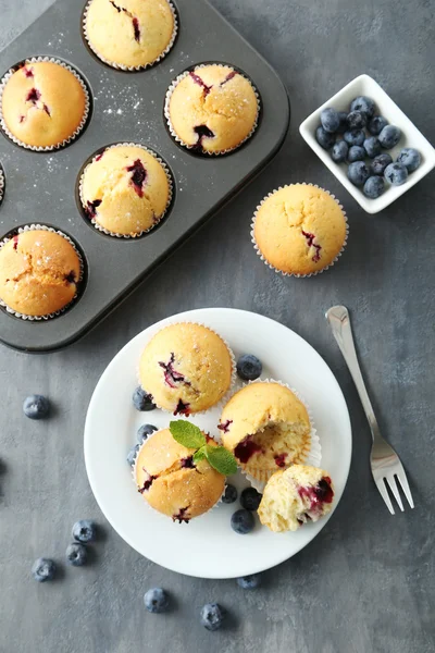 Muffiny s borůvkami na stole — Stock fotografie