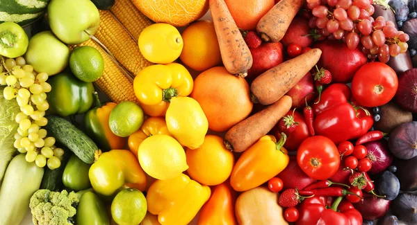 Frutas e legumes maduros e saborosos — Fotografia de Stock