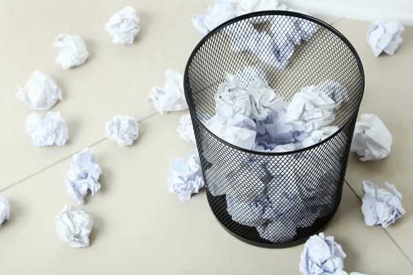 Papelera de oficina con bolas de papel —  Fotos de Stock