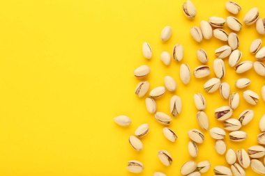 Sarı arka planda lezzetli fıstıklar