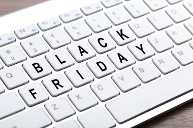 Metni Kara Cuma olan yeni bilgisayar klavyesinin arkaplanı