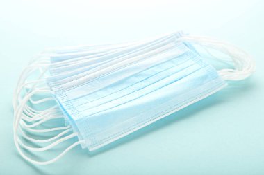 Mavi arkaplanda tıbbi yüz maskeleri