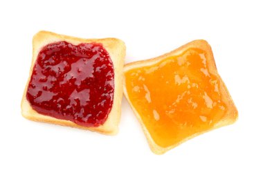 Beyaz arka planda ahududu ve kayısı reçelli tost.