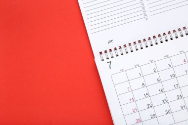 Kırmızı arkaplanda kağıt takvim sayfası