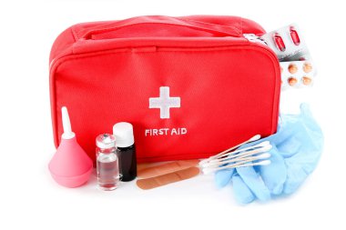 Beyaz arka planda tıbbi malzemeleri olan ilk yardım çantası.