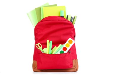 Beyaz arka planda okul malzemelerinin olduğu sırt çantası.