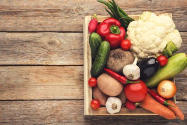 Tahta masada taze ve olgun sebzeler.