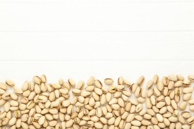 Beyaz ahşap masada fıstıklar