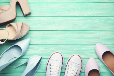 Naneli tahta masada farklı kadın ayakkabıları.