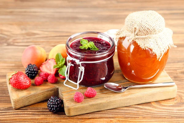Süße Marmelade Glas Mit Reifen Beeren Auf Braunem Holztisch — Stockfoto