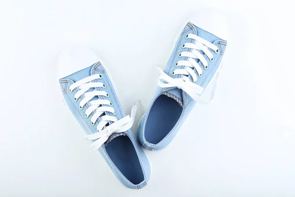 Par Zapatillas Azules Aisladas Sobre Fondo Blanco —  Fotos de Stock