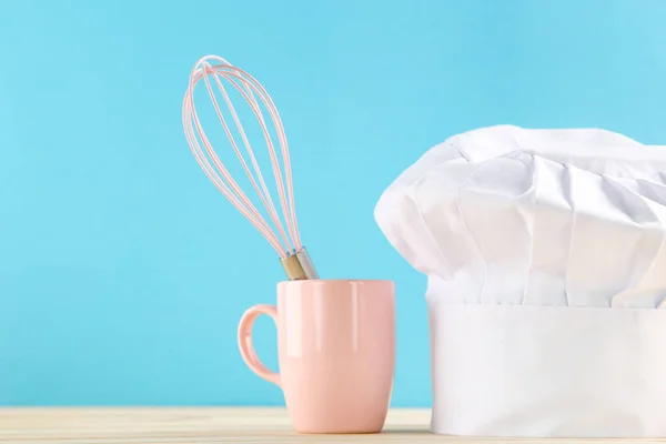 Cappello Chef Coppa Rosa Con Frusta Sfondo Blu — Foto Stock