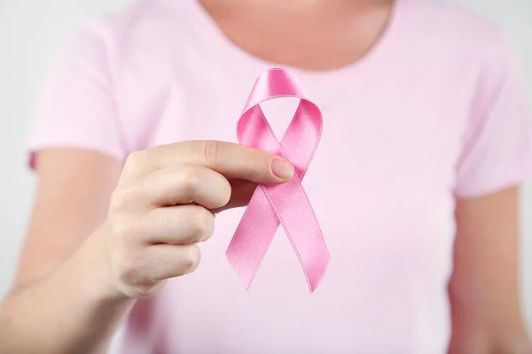 Conceito Cancro Mama Mão Feminina Com Fita Rosa — Fotografia de Stock
